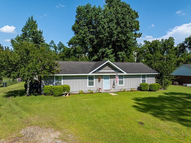 127 Carol Cir, Fitzgerald, GA 31750 - single story home featuring board and batten siding and a front lawn