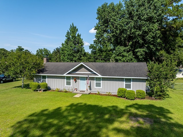 127 Carol Cir, Fitzgerald, GA 31750 - ranch-style home with board and batten siding and a front yard