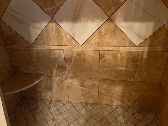room details featuring tiled shower