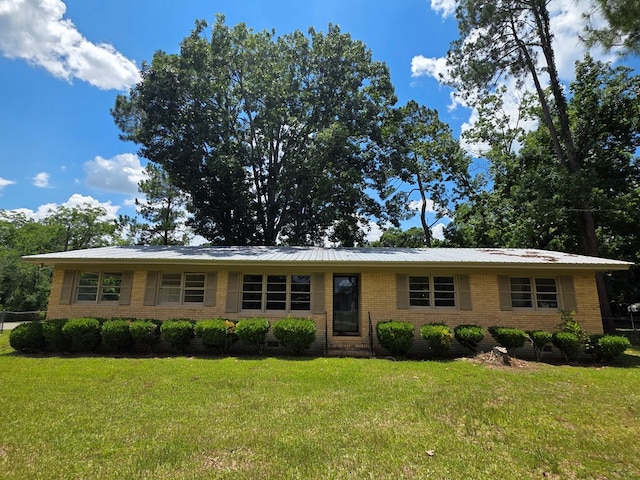 124 N Main St, Fitzgerald, GA 31750 - ranch-style house with a front yard, brick siding, and a metal roof