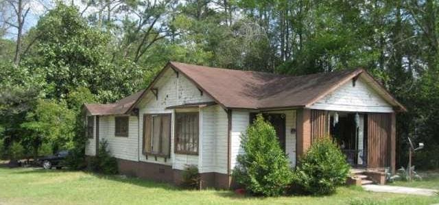 view of front of property with crawl space and a front lawn