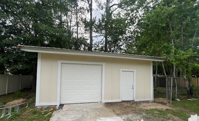 315 Newton Dr, Adel, GA 31620 - garage featuring fence