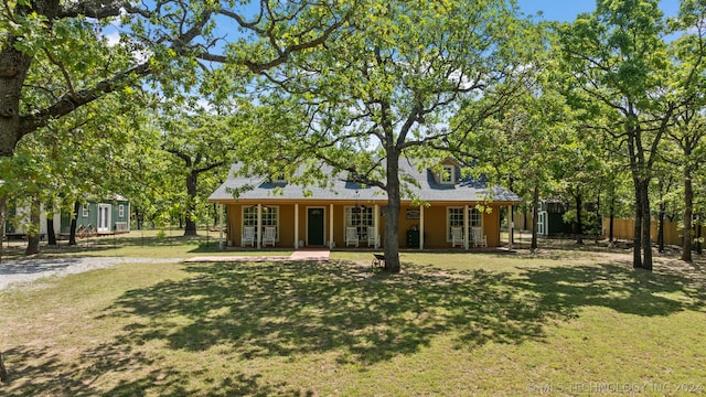 single story home with a front yard