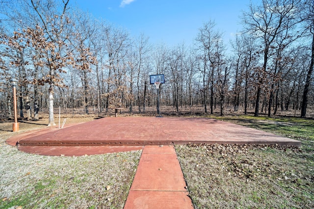 surrounding community with basketball court