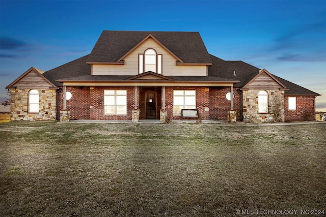 view of front of property featuring a lawn