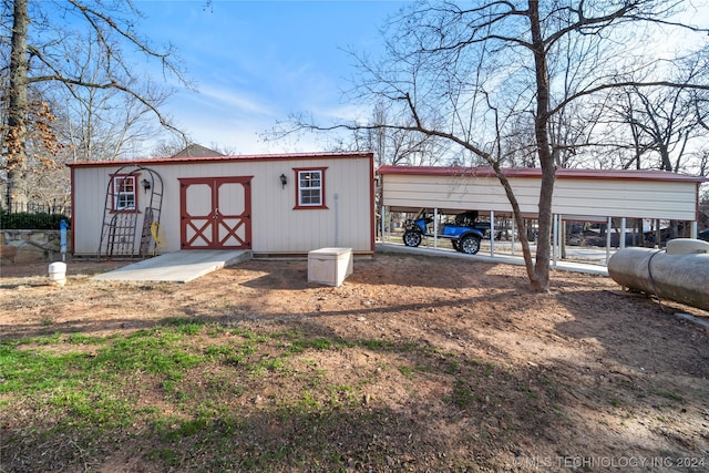 view of front of property featuring an outdoor structure