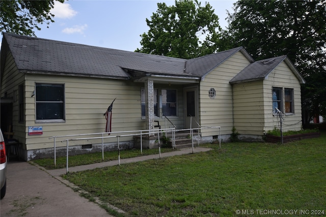 single story home featuring a front lawn