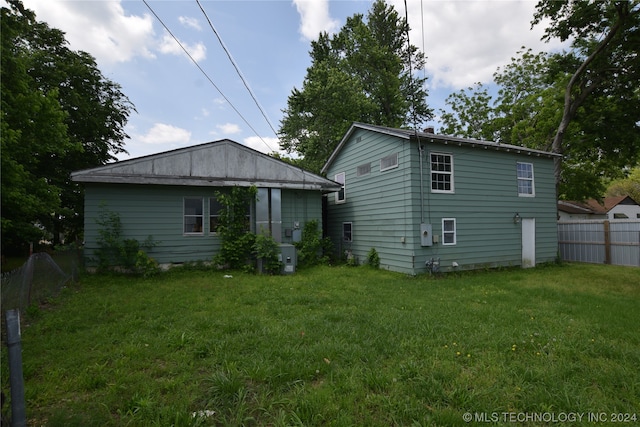 back of house featuring a yard