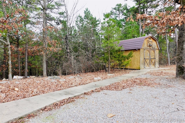 view of yard with an outdoor structure