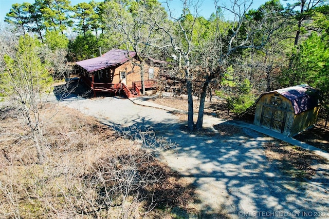 view of yard with a storage unit