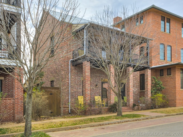 exterior space featuring a balcony