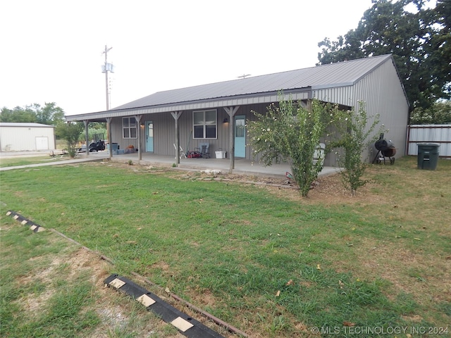 view of front of property with covered porch and a front lawn