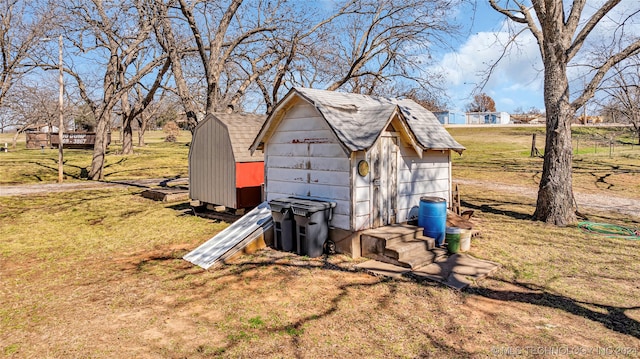 view of outdoor structure featuring a yard