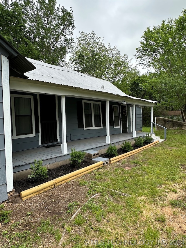 view of front of house with a front lawn