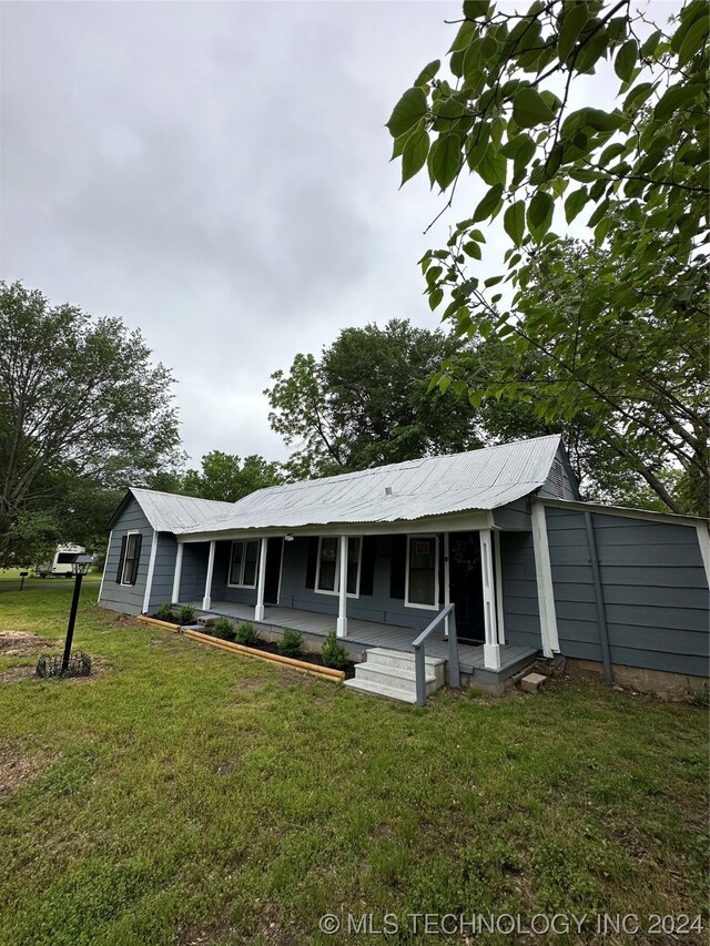 ranch-style house featuring a front lawn