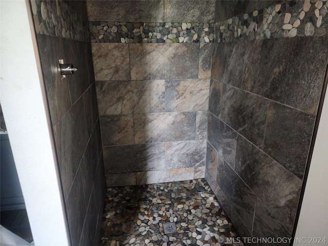 bathroom featuring tiled shower