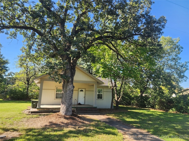 view of front of property featuring a front lawn