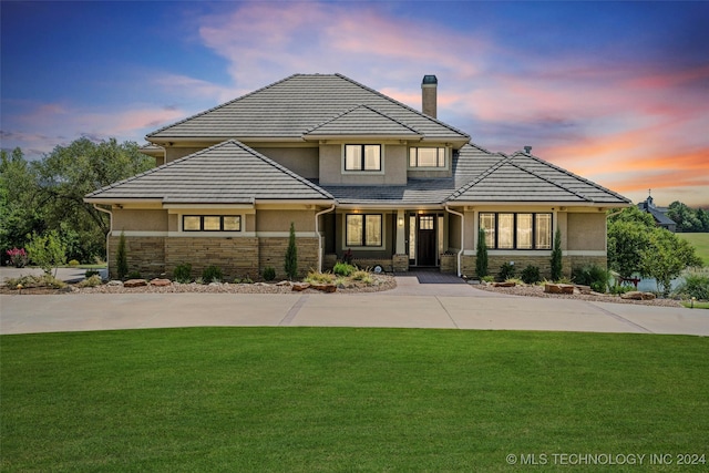 view of front of house featuring a yard