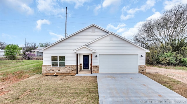 view of front facade featuring a front lawn and a garage