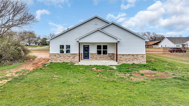 view of front of home featuring a front yard