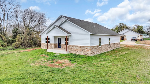 view of front of house with a front lawn and a garage