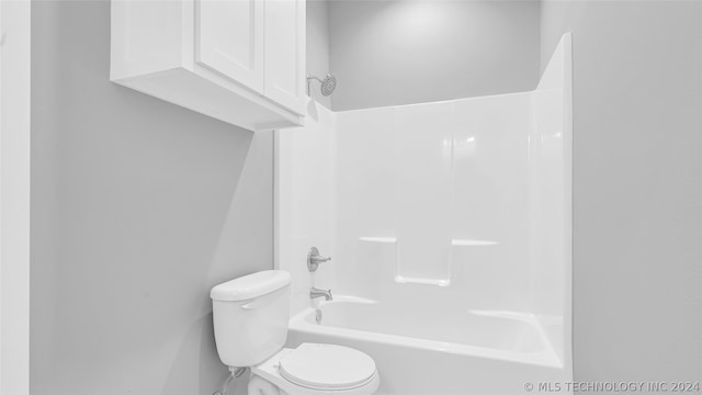 bathroom with toilet and washtub / shower combination