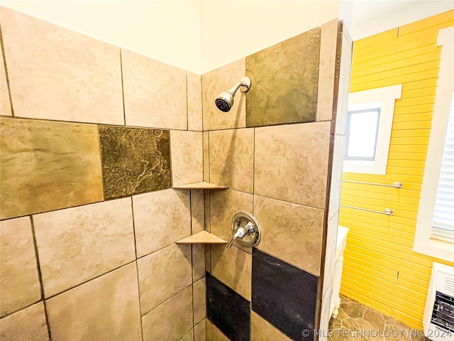 room details featuring tiled shower