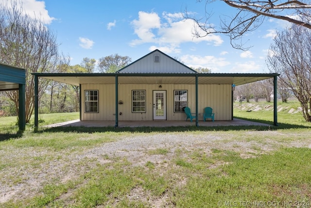 view of front of house with a front lawn