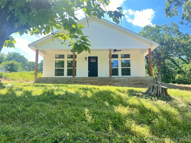 view of front of house featuring a front yard