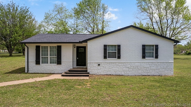 ranch-style home featuring a front lawn