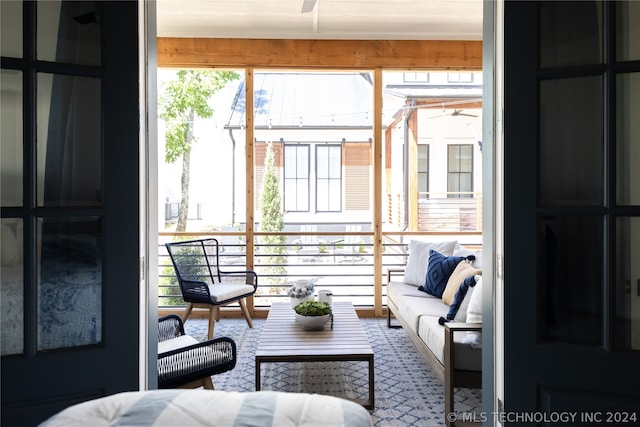 sunroom with ceiling fan