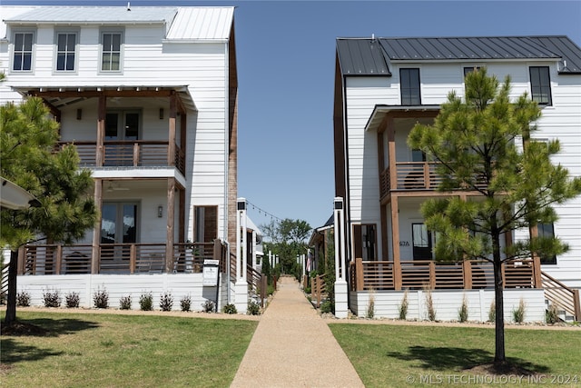 view of front of property with a front yard