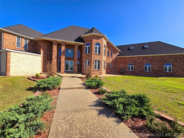 view of front of house featuring a front lawn