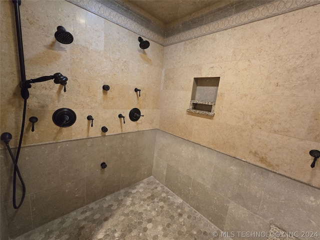 bathroom featuring a tile shower