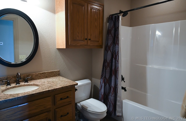 full bathroom featuring shower / tub combo with curtain, oversized vanity, and toilet