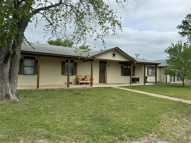 ranch-style house featuring a front lawn