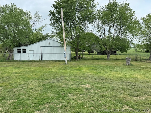 view of yard featuring an outdoor structure