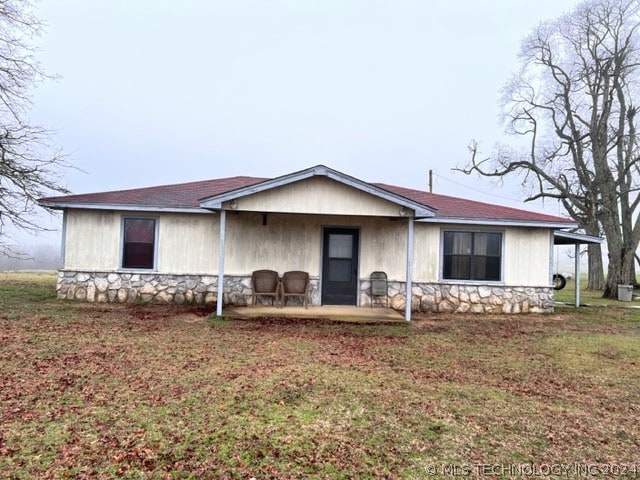 view of front of home with a front lawn