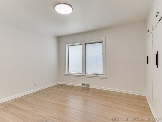 unfurnished room featuring light hardwood / wood-style floors