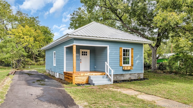 bungalow featuring a front lawn