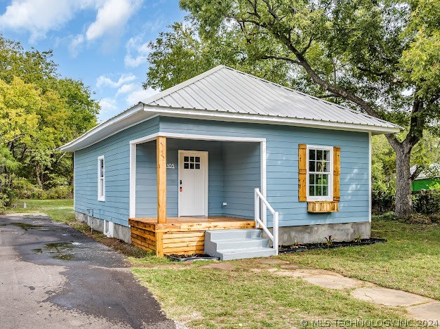 bungalow featuring a front yard