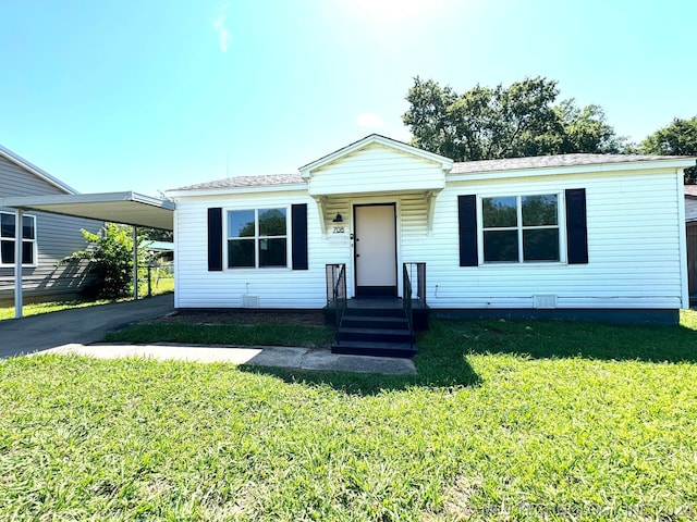 view of front of property featuring a front lawn and a carport