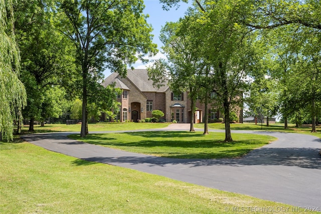 view of front facade featuring a front lawn