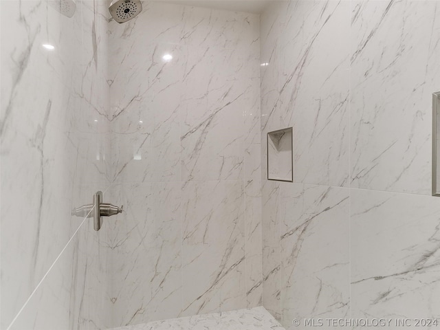 bathroom featuring tiled shower