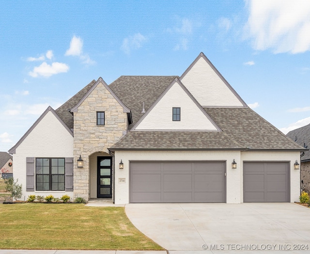 view of front of home featuring a front lawn and a garage