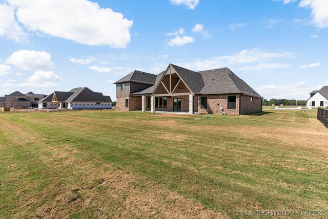 view of front of house featuring a front lawn