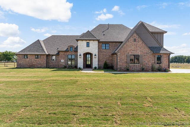 view of front of property featuring a front lawn