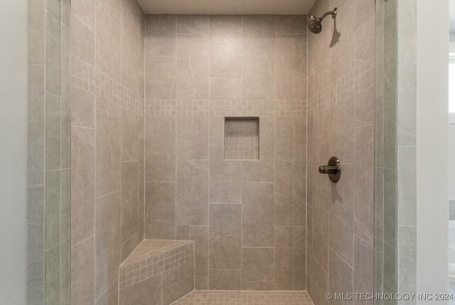 bathroom featuring a tile shower