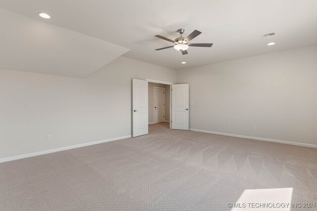 carpeted empty room featuring ceiling fan