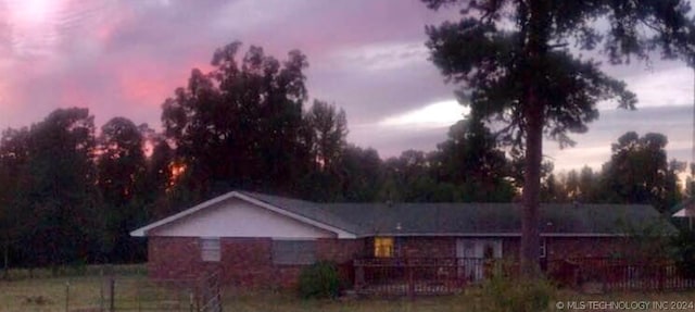 view of yard at dusk